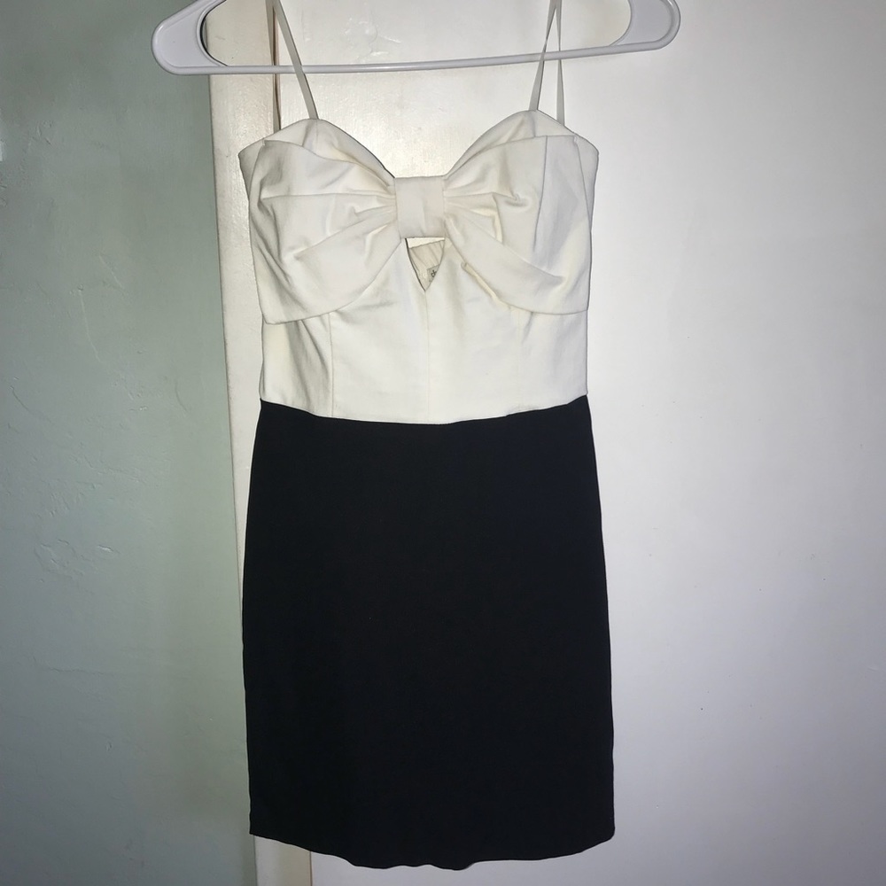 Strapless short dress w/ bow